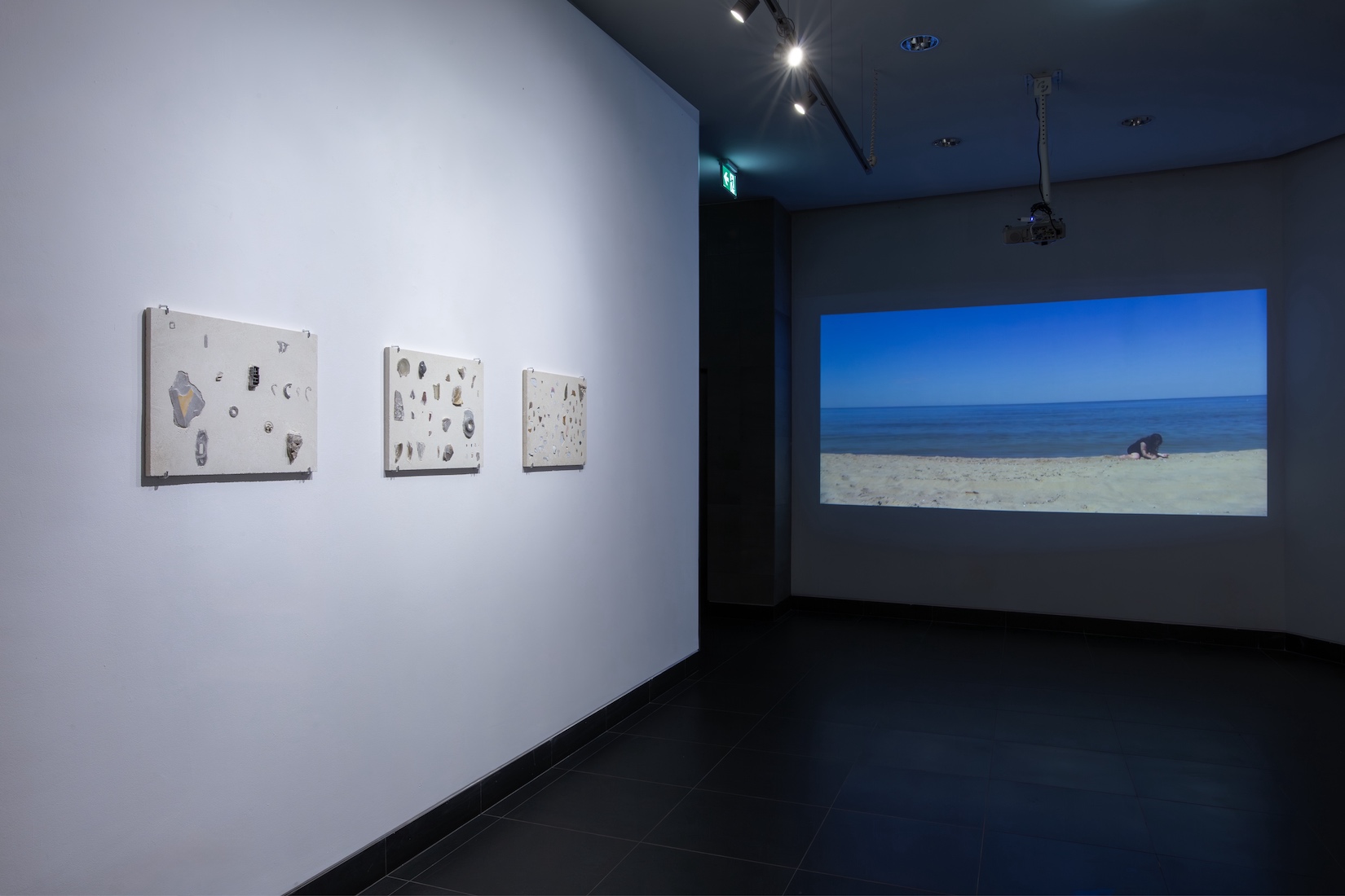 M_Tryba_magpie_feather_sea_glass_key_pl