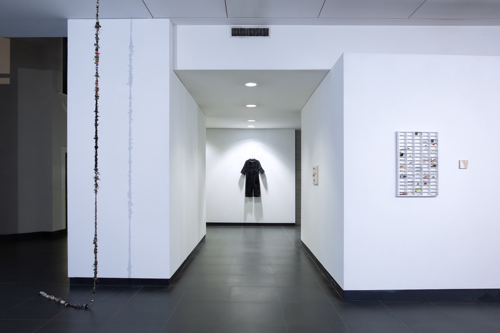 M_Tryba_magpie_feather_sea_glass_key_pl