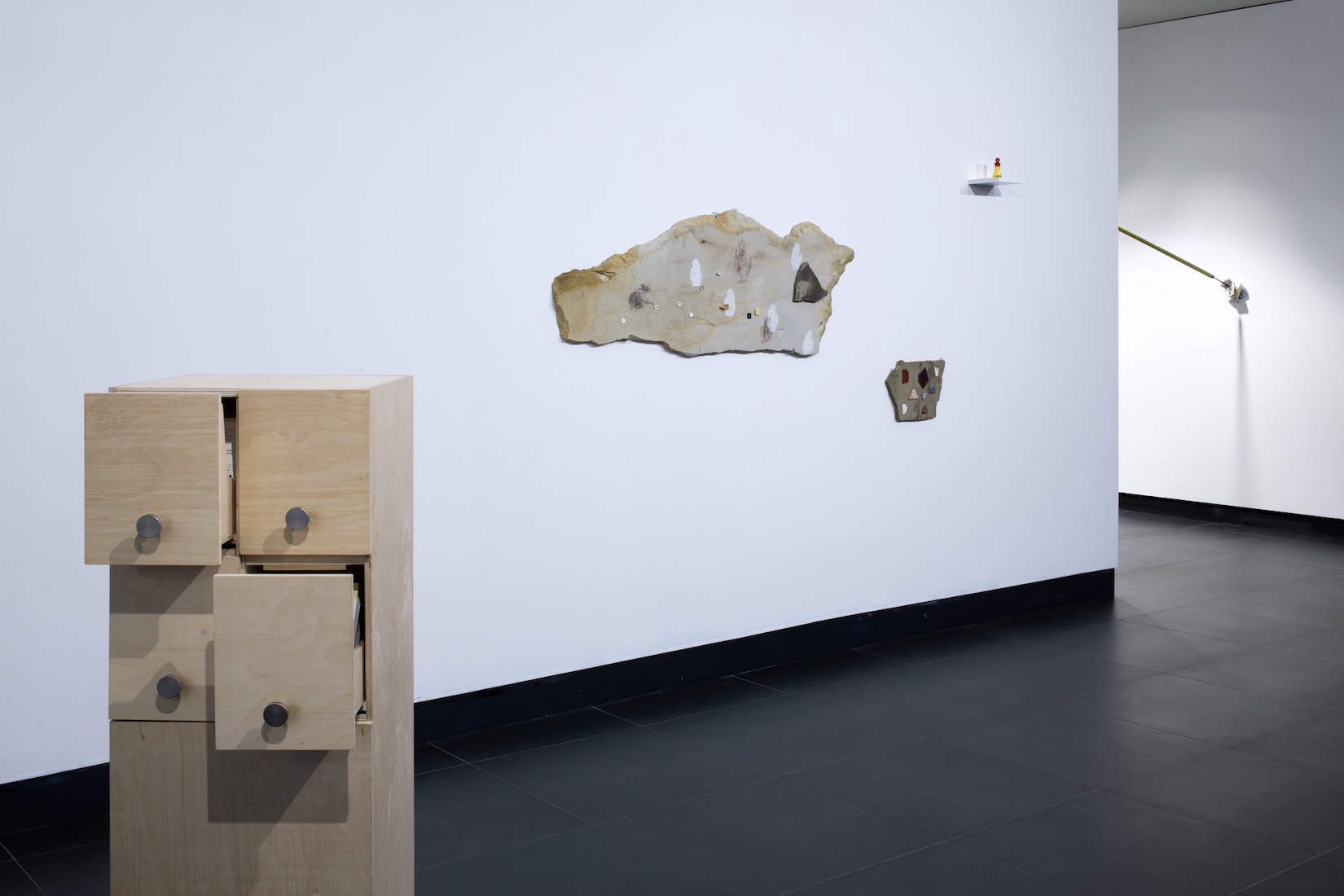 M_Tryba_magpie_feather_sea_glass_key_pl